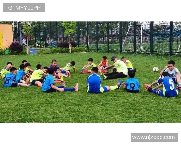 孩子足球游戏乐园：培养团队精神与运动技能的完美场所